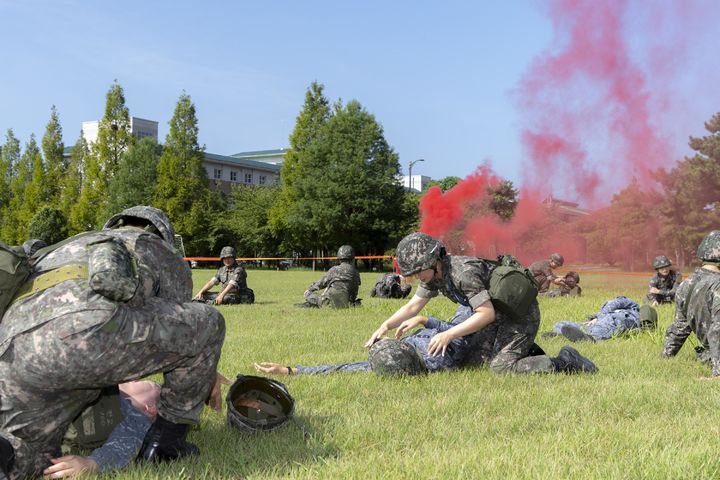 [서울=뉴시스] 해군교육사령부는 21일 2025 UFS 연습의 일환으로 재진지역 통합 대량전상자 처치반 훈련을 실시했다. 사진은 전투교 전투부상자 처치 부대교관이 보유중인 구급키트로 부상자에 대한 1차 응급처치를 실시하는 모습. (사진=해군교육사령부 제공) 2025.08.21. photo@newsis.com *재판매 및 DB 금지