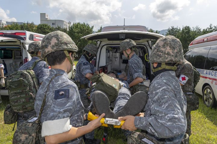 [서울=뉴시스] 해군교육사령부는 21일 2025 UFS 연습의 일환으로 재진지역 통합 대량전상자 처치반 훈련을 실시했다. 사진은 현장 지휘소의 환자후송통제반과 소통하며 우선순위에 따라 환자를 후송하는 모습. (사진=해군교육사령부 제공) 2025.08.21. photo@newsis.com *재판매 및 DB 금지