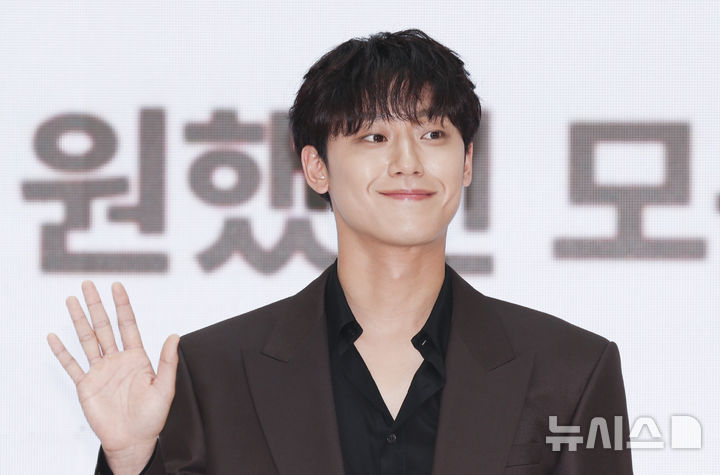 [서울=뉴시스] 김근수 기자 = 배우 이도현이 21일 서울 영등포구 타임스퀘어에서 열린 ‘네스카페 돌체구스토 네오’ 신제품 출시 기념에 참석해 포토타임을 갖고 있다. 2025.08.21. ks@newsis.com