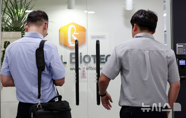 [서울=뉴시스] 조성우 기자 = 지난해 8월 21일 서울 강남구 웰바이오텍 사무실에서 김건희 특검팀 관계자가 들어가고 있다. 2026.03.09. xconfind@newsis.com