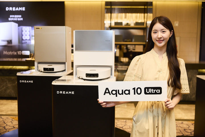 [서울=뉴시스] 21일 서울 종로구 포시즌스호텔에서 열린 드리미 테크놀로지 2025 신제품 런칭쇼에서 모델이 'Matrix10 Ultra', 'Aqua10 Ultra Roller' 앞에서 포즈를 취하고 있다.'Matrix10 Ultra'는 국내 최초 3종 걸레 자동 교체형 로봇청소기이며, Aqua10 Ultra Roller는 물걸레 로봇청소기다. (사진=드리미 테크놀로지 제공) 2025.08.21. photo@newsis.com *재판매 및 DB 금지