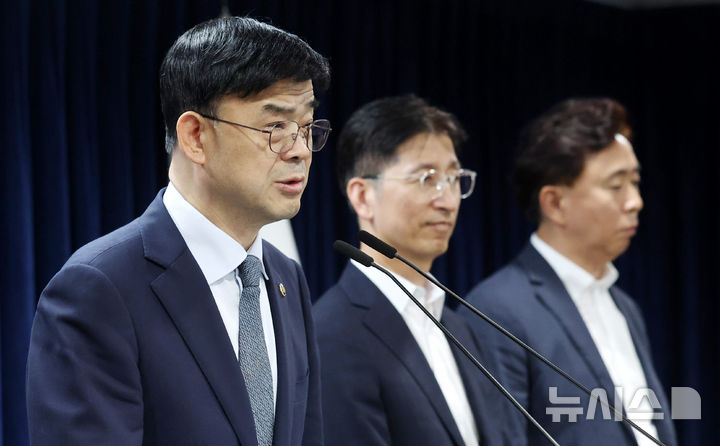 [서울=뉴시스] 추상철 기자 = 이상경 국토교통부 제1차관이 21일 오후 서울 종로구 정부서울청사에서 외국인 토지거래허가구역 지정 관련 브리핑을 하고 있다. 2025.08.21. scchoo@newsis.com