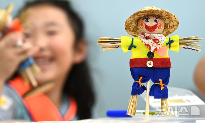 [수원=뉴시스] 김종택 기자 = 절기상 처서를 이틀 앞둔 21일 경기 수원시 권선구 국립농업박물관을 찾은 어린이들이 꼬마 허수아비 만들기 체험을 하며 즐거워하고 있다. 2025.08.21. jtk@newsis.com