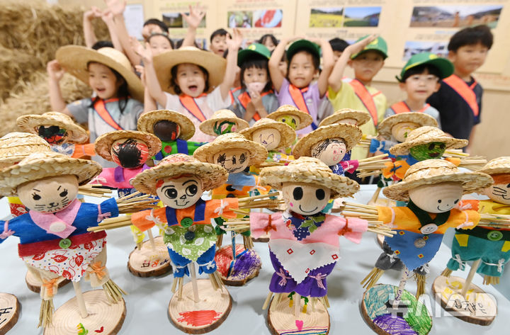 [수원=뉴시스] 김종택 기자 = 절기상 처서를 이틀 앞둔 21일 경기 수원시 권선구 국립농업박물관을 찾은 어린이들이 꼬마 허수아비 만들기 체험을 하며 즐거워하고 있다. 2025.08.21. jtk@newsis.com