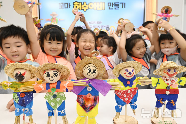 [수원=뉴시스] 김종택 기자 = 절기상 처서를 이틀 앞둔 21일 경기 수원시 권선구 국립농업박물관을 찾은 어린이들이 꼬마 허수아비 만들기 체험을 하며 즐거워하고 있다. 2025.08.21. jtk@newsis.com