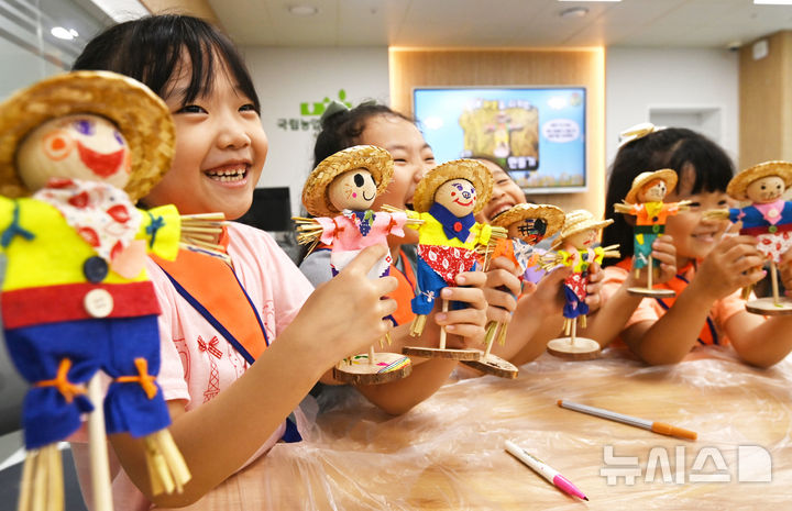 [수원=뉴시스] 김종택 기자 = 절기상 처서를 이틀 앞둔 21일 경기 수원시 권선구 국립농업박물관을 찾은 어린이들이 꼬마 허수아비 만들기 체험을 하며 즐거워하고 있다. 2025.08.21. jtk@newsis.com