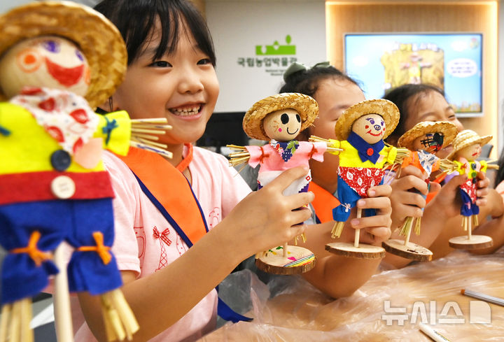 [수원=뉴시스] 김종택 기자 = 절기상 처서를 이틀 앞둔 21일 경기 수원시 권선구 국립농업박물관을 찾은 어린이들이 꼬마 허수아비 만들기 체험을 하며 즐거워하고 있다. 2025.08.21. jtk@newsis.com
