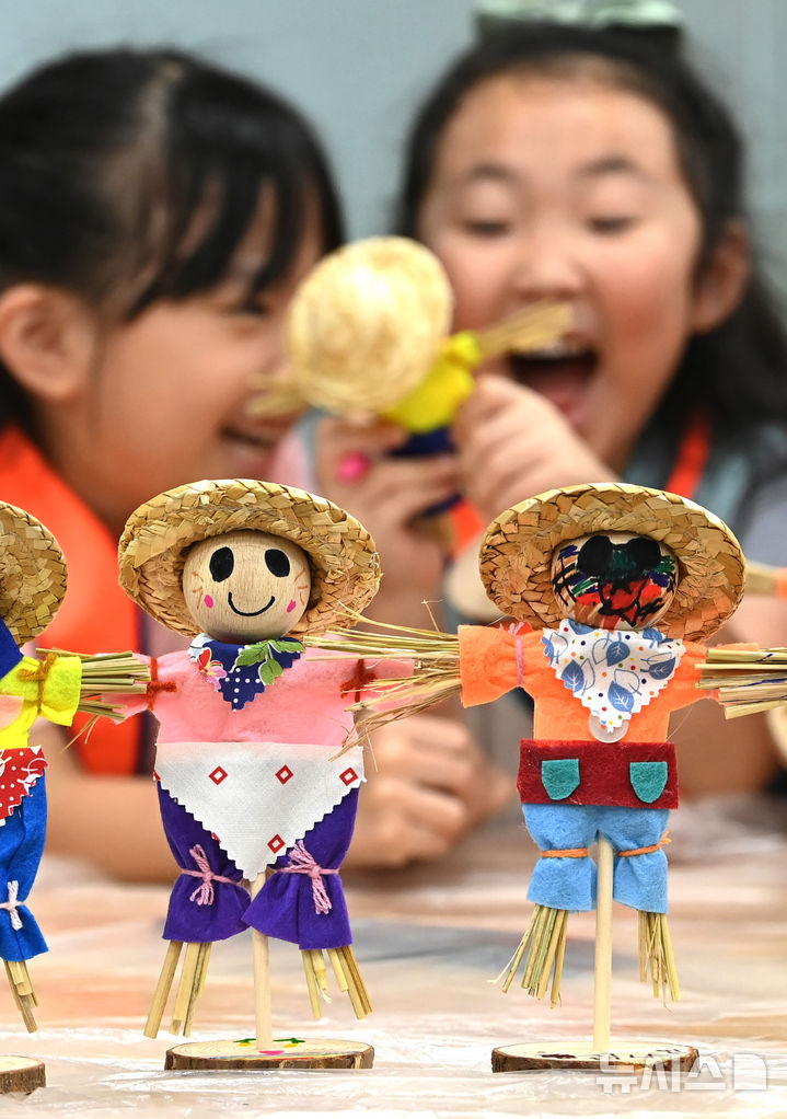 [수원=뉴시스] 김종택 기자 = 절기상 처서를 이틀 앞둔 21일 경기 수원시 권선구 국립농업박물관을 찾은 어린이들이 꼬마 허수아비 만들기 체험을 하며 즐거워하고 있다. 2025.08.21. jtk@newsis.com