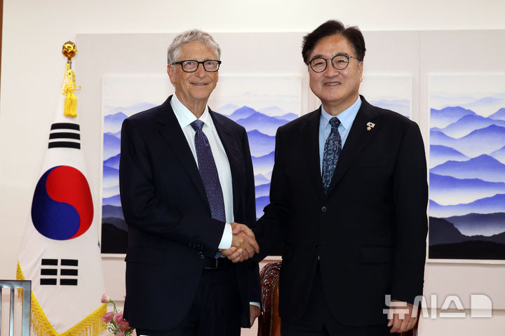 [서울=뉴시스] 국회사진기자단 = 우원식 국회의장이 방한 중인 마이크로소프트(MS) 창업자 빌 게이츠 게이츠재단 이사장과 21일 오후 서울 여의도 국회의장실에서 기념촬영하고 있다. 2025.08.21. photo@newsis.com