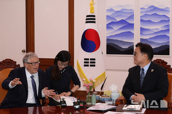 [서울=뉴시스] 국회사진기자단 = 빌 게이츠 게이츠재단 이사장이 21일 오후 서울 여의도 국회의장실에서 우원식 의장과 대화하고 있다. 2025.08.21. photo@newsis.com