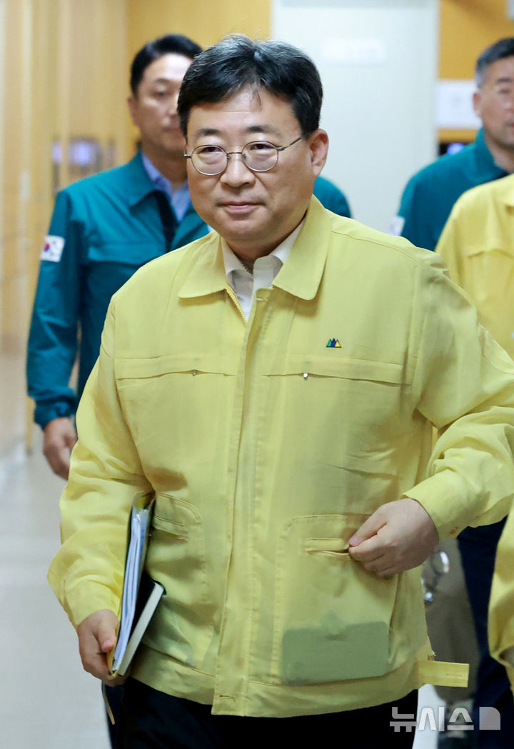 [서울=뉴시스] 고범준 기자 = 하준경 경제성장수석이 21일 서울 용산 대통령실 청사에서 열린 제8차 수석·보좌관 회의에 입장하고 있다. (대통령실통신사진기자단) 2025.08.21. bjko@newsis.com