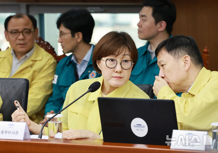 [서울=뉴시스] 고범준 기자 = 김현지 총무비서관과 임웅순 국가안보실 제2차장이 21일 서울 용산 대통령실 청사에서 열린 제8차 수석·보좌관 회의에서 대화하고 있다. (대통령실통신사진기자단) 2025.08.21. bjko@newsis.com