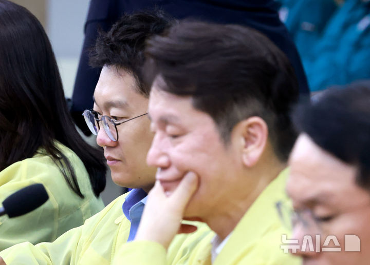 [서울=뉴시스] 고범준 기자 = 김남준 제1부속실장이 21일 서울 용산 대통령실 청사에서 열린 제8차 수석·보좌관 회의에 참석하고 있다. (대통령실통신사진기자단) 2025.08.21. bjko@newsis.com