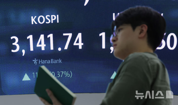[서울=뉴시스] 황준선 기자 = 코스피가 전 거래일(3130.09)보다 11.65포인트(0.37%) 오른 3141.74에 마감한 21일 오후 서울 중구 하나은행 딜링룸 전광판에 지수가 표시돼 있다. 2025.08.21. hwang@newsis.com