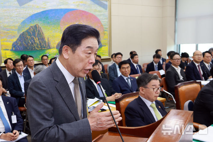 [서울=뉴시스] 김금보 기자 = 김형석 독립기념관장이 21일 서울 여의도 국회에서 열린 정무위원회 전체회의에서 의원질의에 답하고 있다. 2025.08.21. kgb@newsis.com