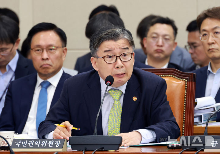 [서울=뉴시스] 김금보 기자 = 유철환 국민권익위원장이 21일 서울 여의도 국회에서 열린 정무위원회 전체회의에서 의원질의에 답하고 있다. 2025.08.21. kgb@newsis.com