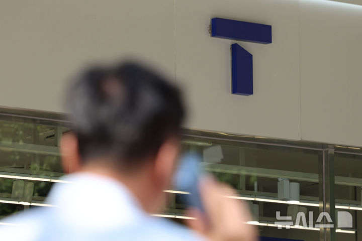 [서울=뉴시스] 권창회 기자 = 방송통신위원회 통신분쟁조정위원회가 SK텔레콤 침해 사고 관련 위약금 분쟁조정신청에 대해 SK텔레콤의 책임을 인정하는 직권조정결정을 내렸다고 밝혔다. 유·무선 결합상품 해지로 신청인이 부담하는 위약금 50%에 상당한 금액을 SK텔레콤이 지급해야 한다는 내용이다. 사진은 21일 서울 시내 SK텔레콤 매장 모습. 2025.08.21. kch0523@newsis.com