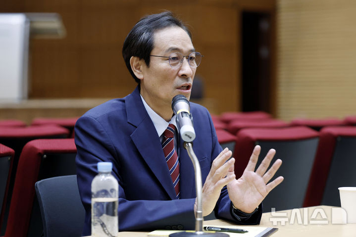 [서울=뉴시스] 최동준 기자 = 우상호 정무수석이 21일 서울 용산 대통령실 청사에서 국정 현안 관련 기자간담회를 하고 있다. 2025.08.21. photocdj@newsis.com