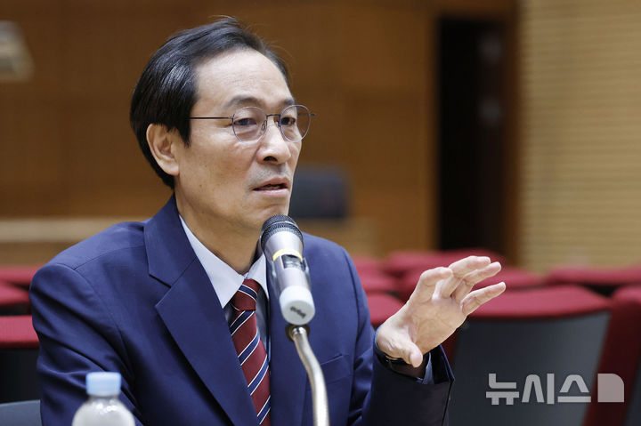 [서울=뉴시스] 최동준 기자 = 우상호 정무수석이 21일 서울 용산 대통령실 청사에서 국정 현안 관련 기자간담회를 하고 있다. 2025.08.21. photocdj@newsis.com