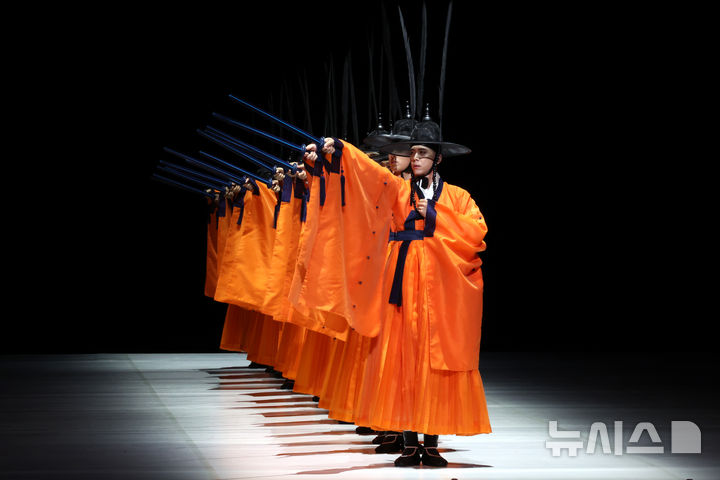 [서울=뉴시스] 박진희 기자 = 서울시무용단 '일무(佾舞)' 언론공개회가 열린 21일 서울 종로구 세종문화회관에서 무용수들이 시연하고 있다. 이번 공연은 국가무형문화제이자 유네스코 유네스코 세계인류무형문화유산인 '종묘제례악'의 의식무인 일무를 현대적 감각으로 재해석한 작품이다. '종묘제례악'은 조선시대 왕과 왕후의 신주를 모시는 '종묘'에서 거행되는 제례의식에 사용되는 기악과 노래, 춤을 말한다. 그 중에 제례무를 일컬어 '일무'라 하는데 하나로 열을 맞추어 춤을 춘다는 뜻이다. 2025.08.21. pak7130@newsis.com