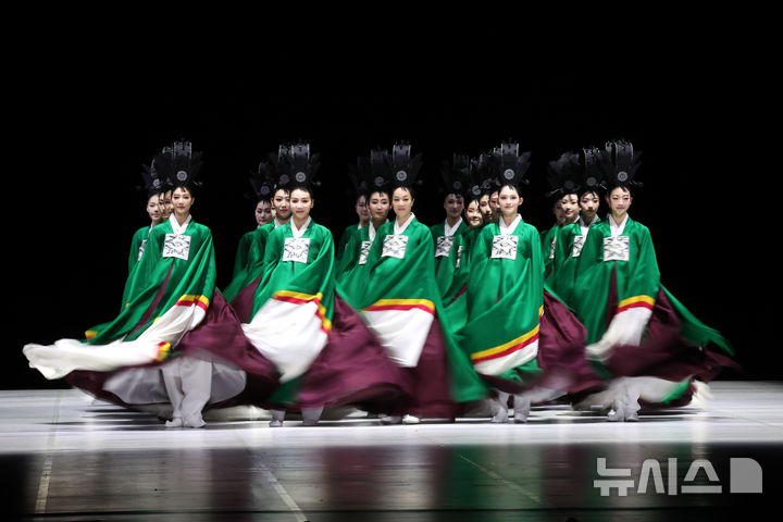 [서울=뉴시스] 박진희 기자 = 서울시무용단 '일무(佾舞)' 언론공개회가 열린 21일 서울 종로구 세종문화회관에서 무용수들이 시연하고 있다. 이번 공연은 국가무형문화제이자 유네스코 유네스코 세계인류무형문화유산인 '종묘제례악'의 의식무인 일무를 현대적 감각으로 재해석한 작품이다. '종묘제례악'은 조선시대 왕과 왕후의 신주를 모시는 '종묘'에서 거행되는 제례의식에 사용되는 기악과 노래, 춤을 말한다. 그 중에 제례무를 일컬어 '일무'라 하는데 하나로 열을 맞추어 춤을 춘다는 뜻이다. 2025.08.21. pak7130@newsis.com