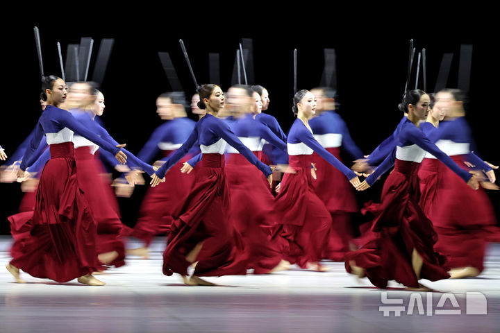 [서울=뉴시스] 박진희 기자 = 서울시무용단 '일무(佾舞)' 언론공개회가 열린 21일 서울 종로구 세종문화회관에서 무용수들이 시연하고 있다. 이번 공연은 국가무형문화제이자 유네스코 유네스코 세계인류무형문화유산인 '종묘제례악'의 의식무인 일무를 현대적 감각으로 재해석한 작품이다. '종묘제례악'은 조선시대 왕과 왕후의 신주를 모시는 '종묘'에서 거행되는 제례의식에 사용되는 기악과 노래, 춤을 말한다. 그 중에 제례무를 일컬어 '일무'라 하는데 하나로 열을 맞추어 춤을 춘다는 뜻이다. 2025.08.21. pak7130@newsis.com