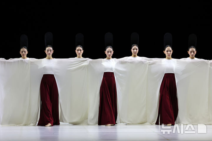 [서울=뉴시스] 박진희 기자 = 서울시무용단 '일무(佾舞)' 언론공개회가 열린 21일 서울 종로구 세종문화회관에서 무용수들이 시연하고 있다. 이번 공연은 국가무형문화제이자 유네스코 유네스코 세계인류무형문화유산인 '종묘제례악'의 의식무인 일무를 현대적 감각으로 재해석한 작품이다. '종묘제례악'은 조선시대 왕과 왕후의 신주를 모시는 '종묘'에서 거행되는 제례의식에 사용되는 기악과 노래, 춤을 말한다. 그 중에 제례무를 일컬어 '일무'라 하는데 하나로 열을 맞추어 춤을 춘다는 뜻이다. 2025.08.21. pak7130@newsis.com
