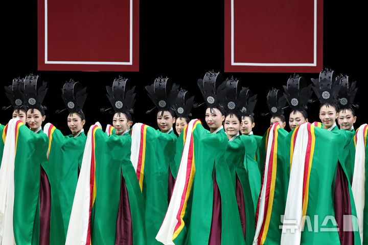 [서울=뉴시스] 박진희 기자 = 서울시무용단 '일무(佾舞)' 언론공개회가 열린 21일 서울 종로구 세종문화회관에서 무용수들이 시연하고 있다. 이번 공연은 국가무형문화제이자 유네스코 유네스코 세계인류무형문화유산인 '종묘제례악'의 의식무인 일무를 현대적 감각으로 재해석한 작품이다. '종묘제례악'은 조선시대 왕과 왕후의 신주를 모시는 '종묘'에서 거행되는 제례의식에 사용되는 기악과 노래, 춤을 말한다. 그 중에 제례무를 일컬어 '일무'라 하는데 하나로 열을 맞추어 춤을 춘다는 뜻이다. 2025.08.21. pak7130@newsis.com