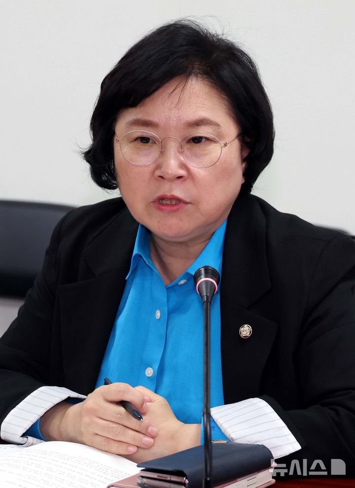 [서울=뉴시스] 조성봉 기자 = 김현 더불어민주당 의원이 21일 오후 서울 여의도 국회 의원회관 간담회의실에서 열린  언론 정상화, 국회의 실천과제 모색을 위한 정책 토론회에서 발언을 하고 있다. 2025.08.21.  suncho21@newsis.com