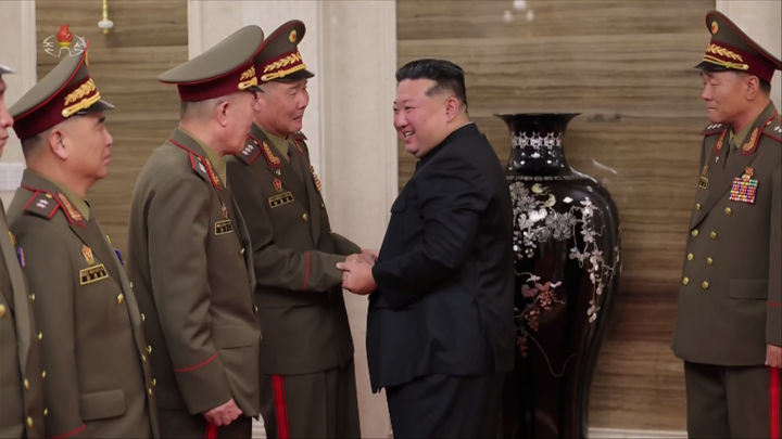 [서울=뉴시스] = 북한 조선중앙TV는 김정은 북한 국무위원장이 20일 당중앙위원회 본부청사에서 국가표창 수여식에 참가하기 위해 귀국한 '조선인민군 해외작전부대 주요지휘관들'을 만났다고 21일 보도했다. (출처=조선중앙TV 캡쳐) 2025.08.21. photo@newsis.com *재판매 및 DB 금지