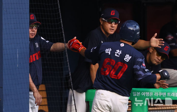 [서울=뉴시스] 최진석 기자 = 21일 서울 송파구 잠실야구장에서 열린 프로야구 '2025 신한 SOL 뱅크 KBO리그' 롯데 자이언츠와 LG 트윈스의 경기, 1회초 1사 1,2루 상황 롯데 김태형 감독이 유강남의 안타 때 득점한 2루주자 박찬형과 기뻐하고 있다. 2025.08.21. myjs@newsis.com