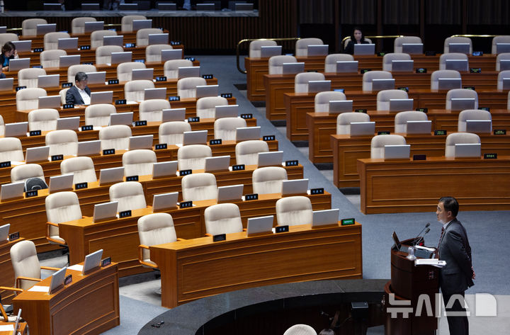 [서울=뉴시스] 김명년 기자 = 최형두 국민의힘 의원이 21일 서울 여의도 국회 본회의에서 한국교육방송공사법(EBS법) 개정안에 대한 무제한 토론(필리버스터)을 하고 있다. 2025.08.21. kmn@newsis.com