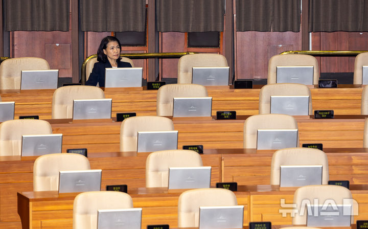 [서울=뉴시스] 김명년 기자 = 이진숙 방송통신위원장이 21일 서울 여의도 국회 본회의에서 최형두 국민의힘 의원의 한국교육방송공사법(EBS법) 개정안에 대한 무제한 토론(필리버스터)을 듣고 있다. 2025.08.21. kmn@newsis.com