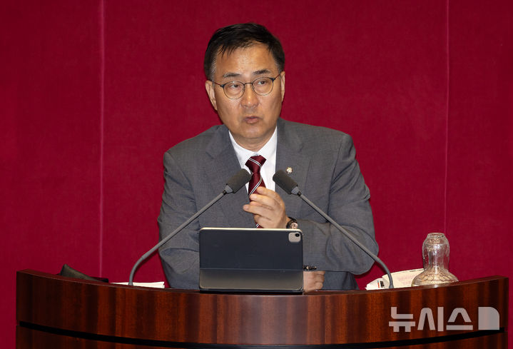 [서울=뉴시스] 김명년 기자 = 최형두 국민의힘 의원이 21일 서울 여의도 국회 본회의에서 한국교육방송공사법(EBS법) 개정안에 대한 무제한 토론(필리버스터)을 하고 있다. 2025.08.21. kmn@newsis.com