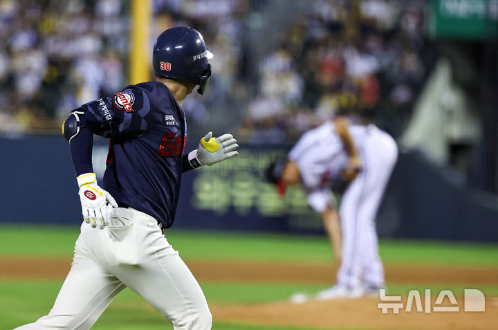 [서울=뉴시스] 최진석 기자 = 21일 서울 송파구 잠실야구장에서 열린 프로야구 '2025 신한 SOL 뱅크 KBO리그' 롯데 자이언츠와 LG 트윈스의 경기, 4회초 무사 상황 롯데 이호준이 솔로홈런을 날린 후 베이스를 돌며 LG 선발투수 치리노스를 바라보고 있다. 2025.08.21. myjs@newsis.com