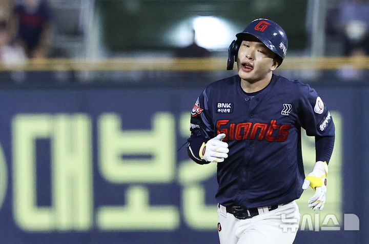 [서울=뉴시스] 최진석 기자 = 21일 서울 송파구 잠실야구장에서 열린 프로야구 '2025 신한 SOL 뱅크 KBO리그' 롯데 자이언츠와 LG 트윈스의 경기, 4회초 무사 상황 롯데 이호준이 솔로홈런을 날린 후 베이스를 돌고 있다. 2025.08.21. myjs@newsis.com