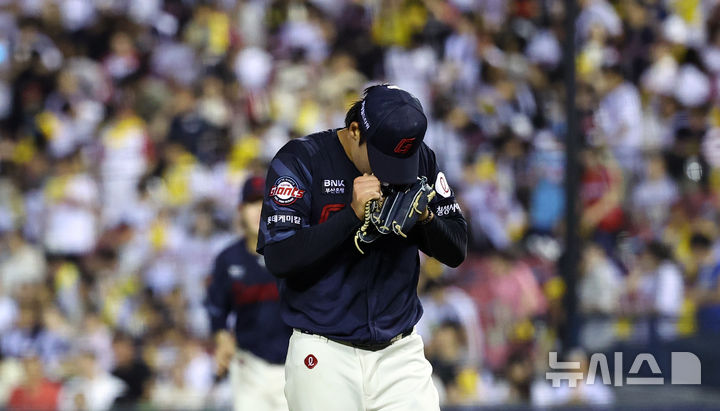 [서울=뉴시스] 최진석 기자 = 21일 서울 송파구 잠실야구장에서 열린 프로야구 '2025 신한 SOL 뱅크 KBO리그' 롯데 자이언츠와 LG 트윈스의 경기, 5회말을 마친 롯데 선발투수 이민석이 더그아웃으로 들어가며 글러브에 얼굴을 대고 있다. 2025.08.21. myjs@newsis.com