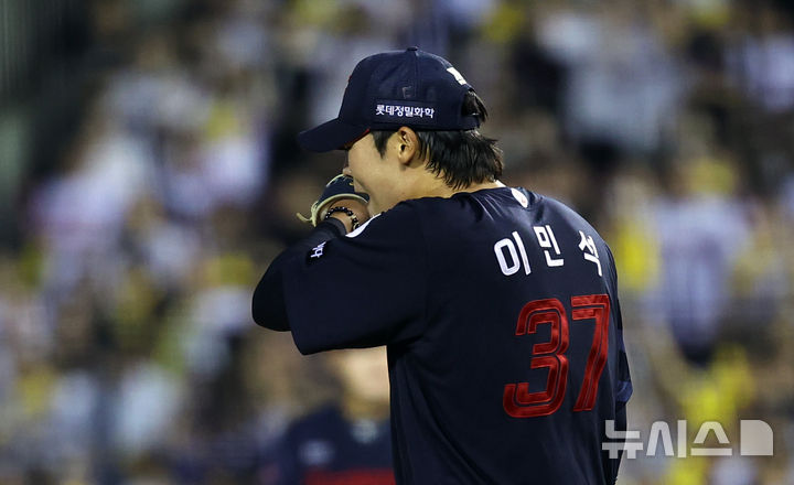 [서울=뉴시스] 최진석 기자 = 21일 서울 송파구 잠실야구장에서 열린 프로야구 '2025 신한 SOL 뱅크 KBO리그' 롯데 자이언츠와 LG 트윈스의 경기, 6회말 무사 1,2루 상황 롯데 선발투수 이민석이 LG 김현수에게 볼넷을 내준 뒤 아쉬워하고 있다. 2025.08.21. myjs@newsis.com