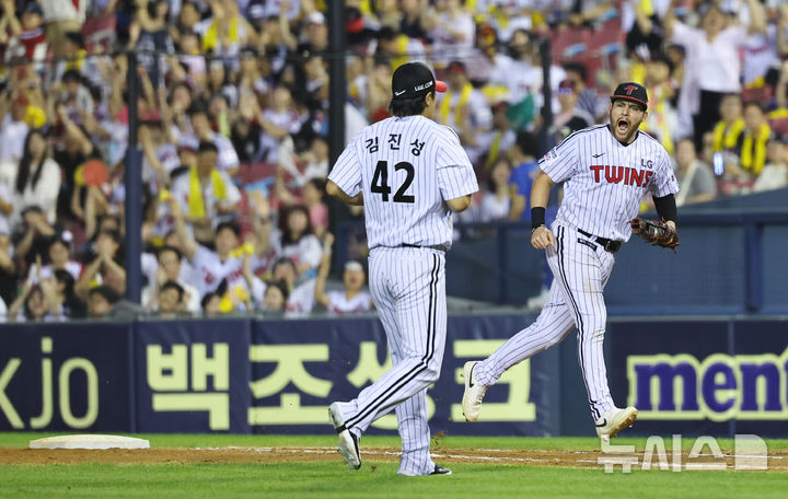 [서울=뉴시스] 최진석 기자 = 21일 서울 송파구 잠실야구장에서 열린 프로야구 '2025 신한 SOL 뱅크 KBO리그' 롯데 자이언츠와 LG 트윈스의 경기, 8회초 2사 2,3루 상황 LG 1루수 오스틴이 롯데 고승민의 타구를 잡아 아웃시킨 후 기뻐하고 있다. 2025.08.21. myjs@newsis.com