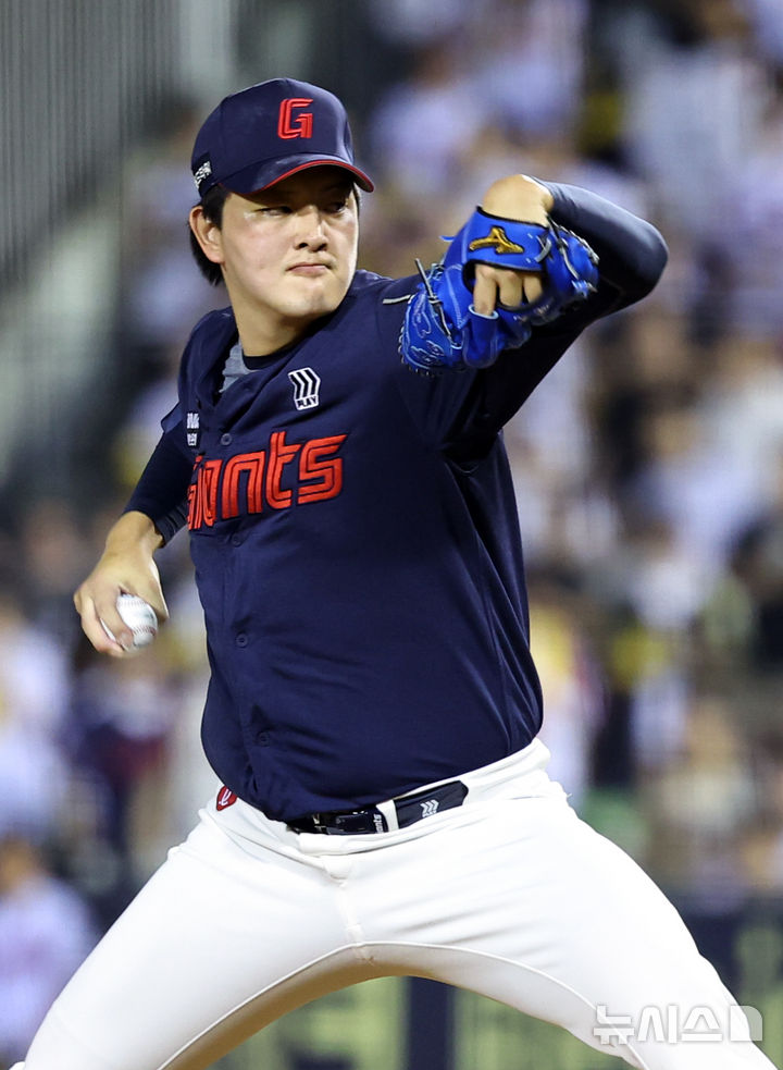 [서울=뉴시스] 최진석 기자 = 21일 서울 송파구 잠실야구장에서 열린 프로야구 '2025 신한 SOL 뱅크 KBO리그' 롯데 자이언츠와 LG 트윈스의 경기, 9회말 롯데 마무리투수 김원중이 역투하고 있다. 2025.08.21. myjs@newsis.com