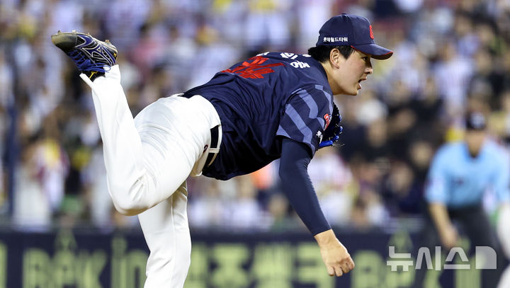 [서울=뉴시스] 최진석 기자 = 21일 서울 송파구 잠실야구장에서 열린 프로야구 '2025 신한 SOL 뱅크 KBO리그' 롯데 자이언츠와 LG 트윈스의 경기, 9회말 롯데 마무리투수 김원중이 역투하고 있다. 2025.08.21. myjs@newsis.com