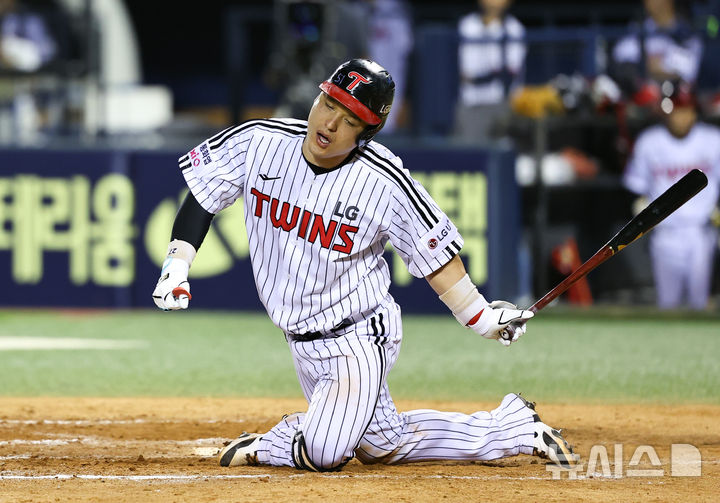 [서울=뉴시스] 최진석 기자 = 21일 서울 송파구 잠실야구장에서 열린 프로야구 '2025 신한 SOL 뱅크 KBO리그' 롯데 자이언츠와 LG 트윈스의 경기, 9회말 2사 주자없는 상황 LG 박동원이 헛스윙 삼진아웃을 당하고 있다. 2025.08.21. myjs@newsis.com