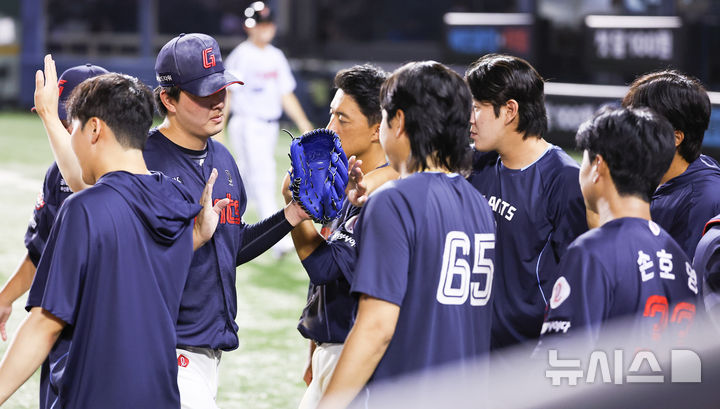 [서울=뉴시스] 최진석 기자 = 21일 서울 송파구 잠실야구장에서 열린 프로야구 '2025 신한 SOL 뱅크 KBO리그' 롯데 자이언츠와 LG 트윈스의 경기, 연장 10회말 2사 만루 상황을 무실점으로 막은 롯데 마무리투수 김원중이 더그아웃으로 들어가고 있다. 2025.08.21. myjs@newsis.com