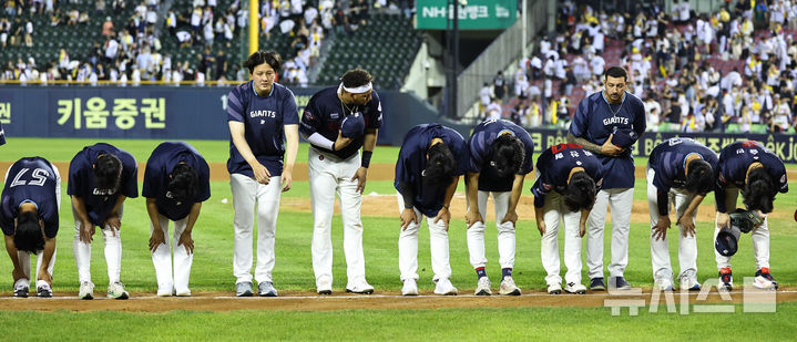 [서울=뉴시스] 최진석 기자 = 21일 서울 송파구 잠실야구장에서 열린 프로야구 '2025 신한 SOL 뱅크 KBO리그' 롯데 자이언츠와 LG 트윈스의 경기에서 연장 끝에 6-6 동점을 기록한 롯데 선수들이 팬들에게 인사하고 있다. 2025.08.21. myjs@newsis.com