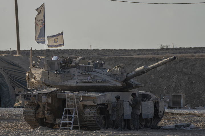 [AP/뉴시스] 21일(현지 시간) 이스라엘 남부의 가자지구 접경 지역에서 이스라엘군 탱크가 기동하고 있다. 이스라엘군은 가자시티 장악을 위한 본격적인 공격에 앞서 민간인 대피 준비를 시작했다. 2025.08.22.