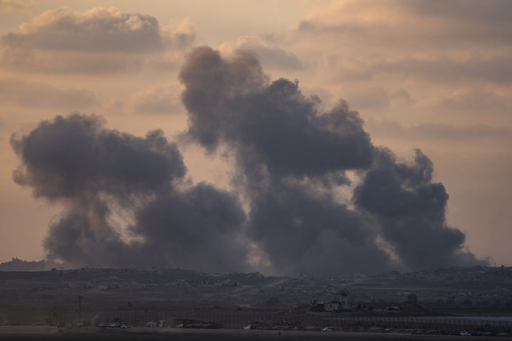 [가자지구=AP/뉴시스] 21일(현지 시간) 이스라엘의 공습을 받아 연기가 치솟는 가자지구의 모습이 이스라엘 남부에서 관측되고 있다. 2025.08.22.