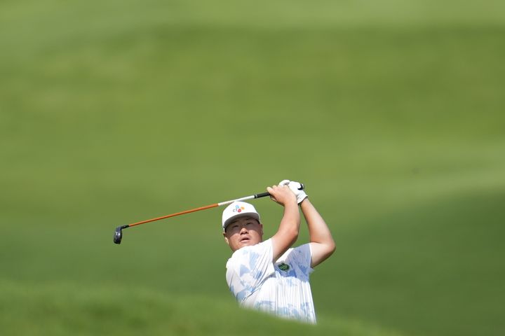 [애틀랜타=AP/뉴시스] 임성재가 21일(현지 시간) 미 조지아주 애틀랜타의 이스트레이크 골프클럽에서 열린 미국프로골프(PG) 투어 챔피언십 첫날 1번 그린 페어웨이에서 샷하고 있다. 임성재는 2언더파 68타 공동 17위에 이름을 올렸다. 2025.08.22.