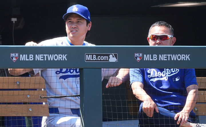 [덴버=AP/뉴시스] LA 다저스 오타니 쇼헤이(왼쪽)가 21일(현지 시간) 미 콜로라도주 덴버의 쿠어스 필드에서 열린 2025 메이저리그 콜로라도 로키스와의 경기를 더그아웃에서 지켜보고 있다. 2025.08.22.