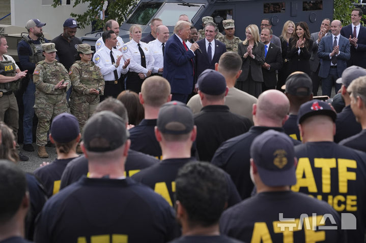 [워싱턴=AP/뉴시스] 도널드 트럼프 미국 대통령이 21일(현지 시간) 워싱턴 DC 동남부 애너코스티아에 위치한 공원 경찰(USPP) 시설을 찾아 경찰, 주 방위군 등을 격려하고 있다. 2025.08.22.