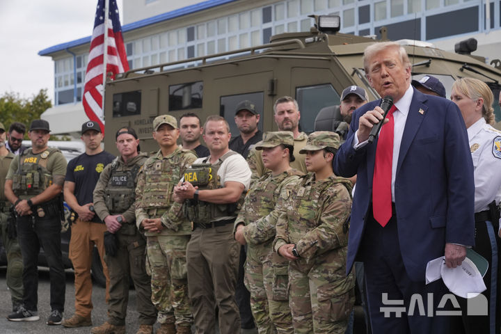 [워싱턴=AP/뉴시스] 도널드 트럼프 미국 대통령이 21일(현지 시간) 워싱턴 DC 동남부 애너코스티아에 위치한 공원 경찰(USPP) 시설을 찾아 경찰, 주 방위군 등을 격려하고 있다. 2025.08.22.